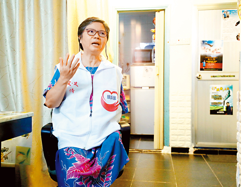 ◆鄧英蘭單手單腳自力更生36年，仍堅持助人，參與義工活動。 香港文匯報記者郭木又 攝