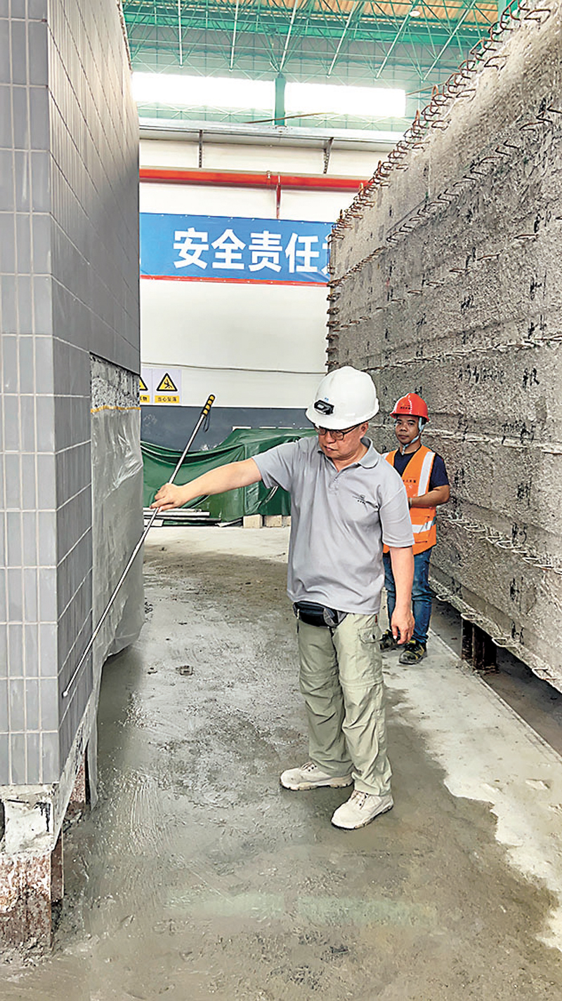 ◆工人利用空鼓錘檢查牆身。