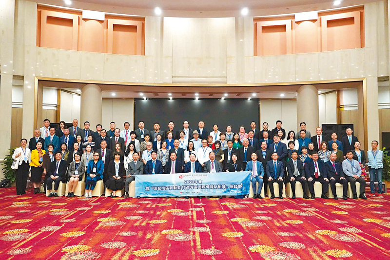 ◆11月10日至17日，「2023海外華文傳媒合作組織年會暨廣東省高質量發展主題參訪調研活動」在廣東成功舉辦。來自五大洲31個國家和地區的73家海外華文傳媒主要負責人100餘人應邀參會。 香港文匯報記者帥誠  攝