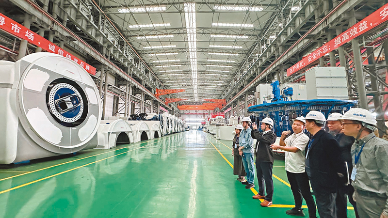 ◆參訪團到陽江市明陽新能源科技有限公司走訪。香港文匯報記者黃寶儀  攝