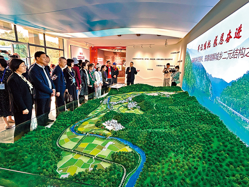 ◆參訪團了解清遠英德市連樟村鄉村振興情況。香港文匯報記者敖敏輝  攝