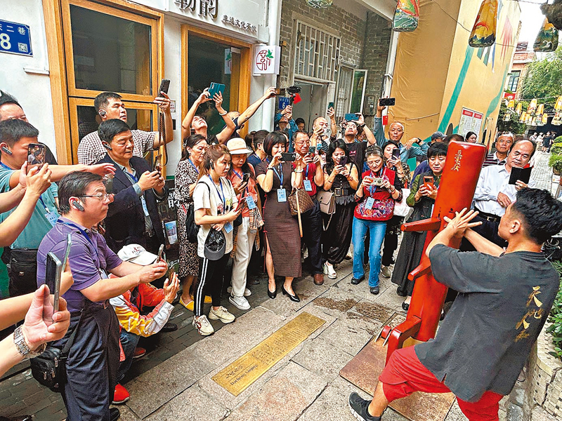◆在廣州粵劇武打行「 鑾輿堂」，參訪團觀看粵劇紅船木人樁108式演示。 香港文匯報記者敖敏輝  攝