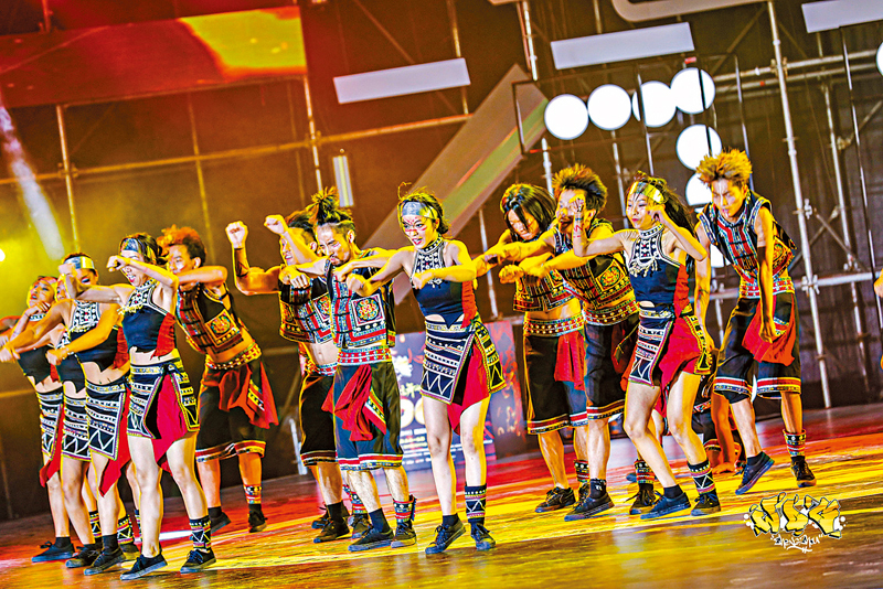 ◆中國擁有龐大的霹靂舞新生力量，霹靂舞中也越來越多地融入了中國文化。圖為街舞大賽的參賽舞者們穿着頗具民族特色的服飾。香港文匯報河南傳真