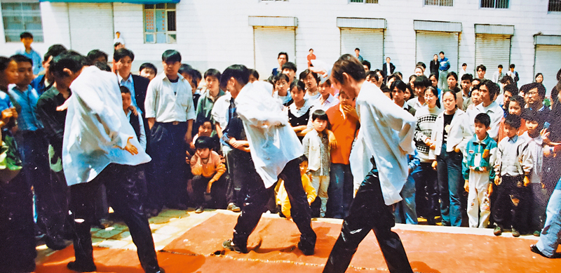 ◆上世紀90年代，鄭州桃源街因眾多街舞愛好者在大街上跳舞，引來眾多圍觀者而被稱為「跳舞街」。香港文匯報河南傳真