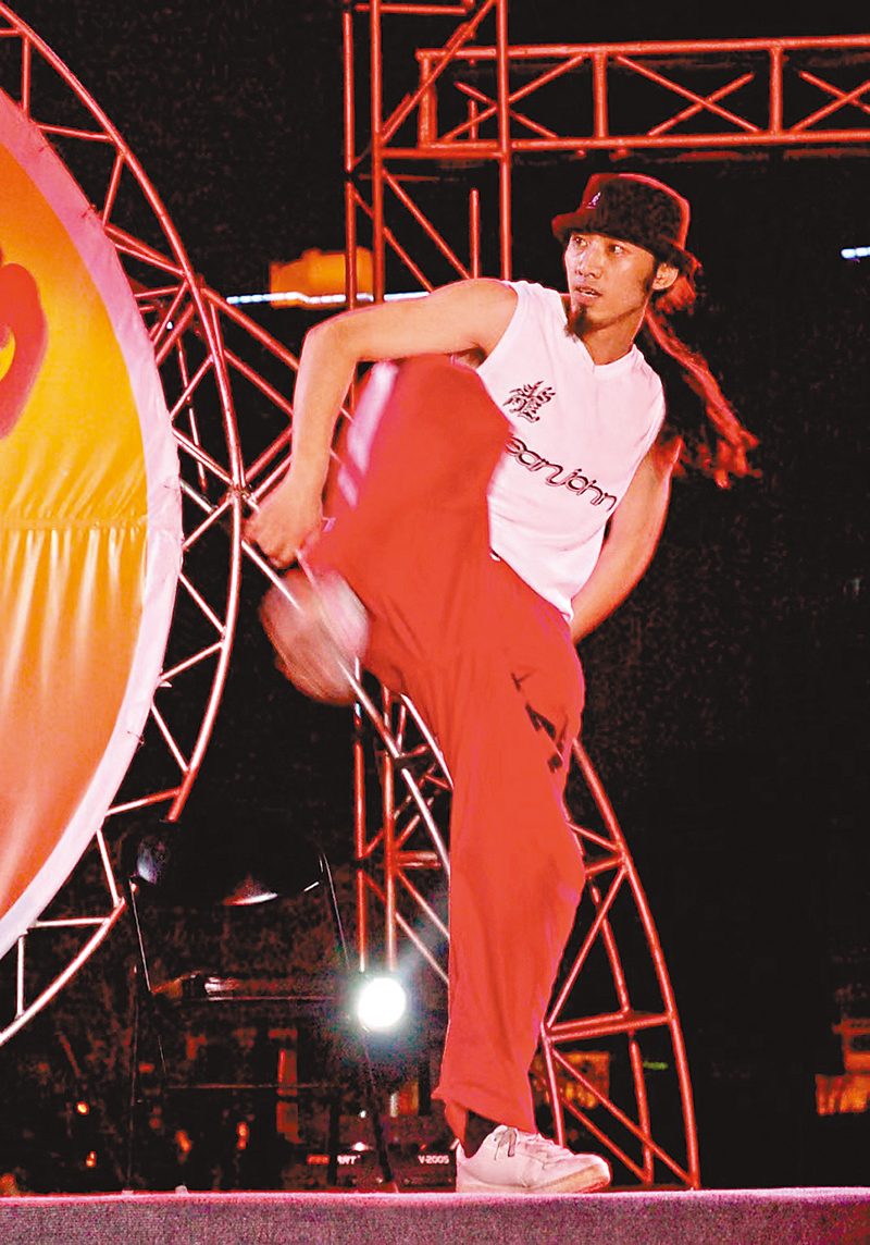 ◆1976年出生的呂龍是中國初生代霹靂舞舞者。 香港文匯報河南傳真