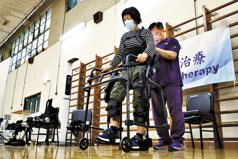 ◆李女士初次行走了167步,大約一個月後,李女士已經可以行走437步,總共行走了5,467步,行走能力提升三倍。 香港文匯報記者北山彥 攝