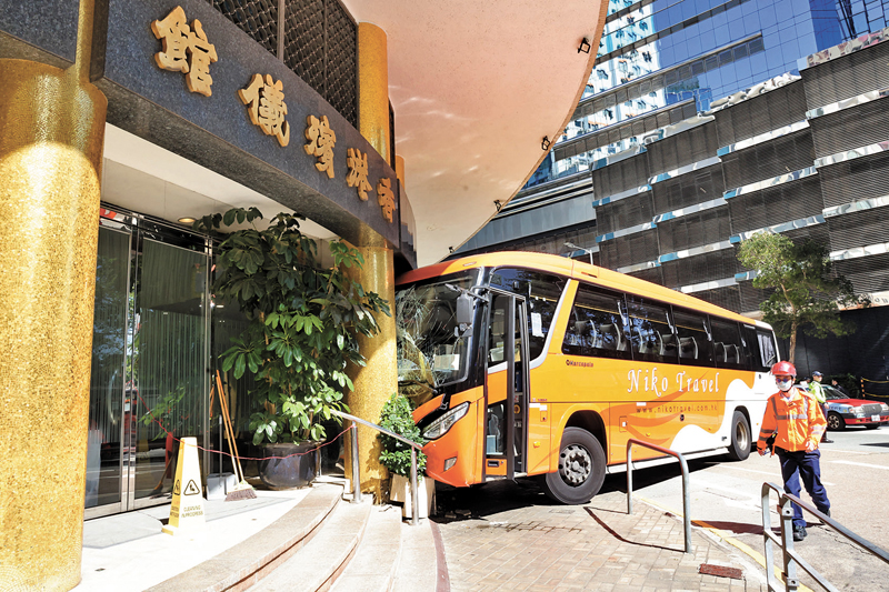 ◆殯儀館一塊落地玻璃遭撞破，碎片散滿大堂梳化及地上。香港文匯報記者劉友光 攝