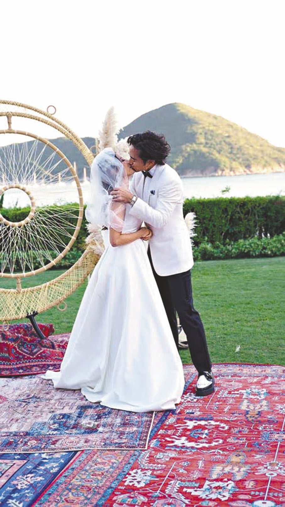 ◆一對新人甜蜜擁吻。