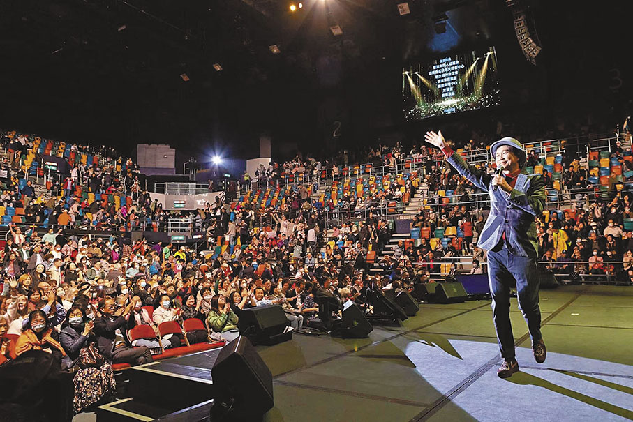 ◆區瑞強不時與歌迷互動。