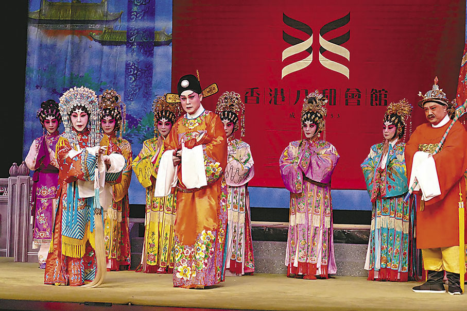 ◆龍貫天與南鳳等合演《仙姬送子》。