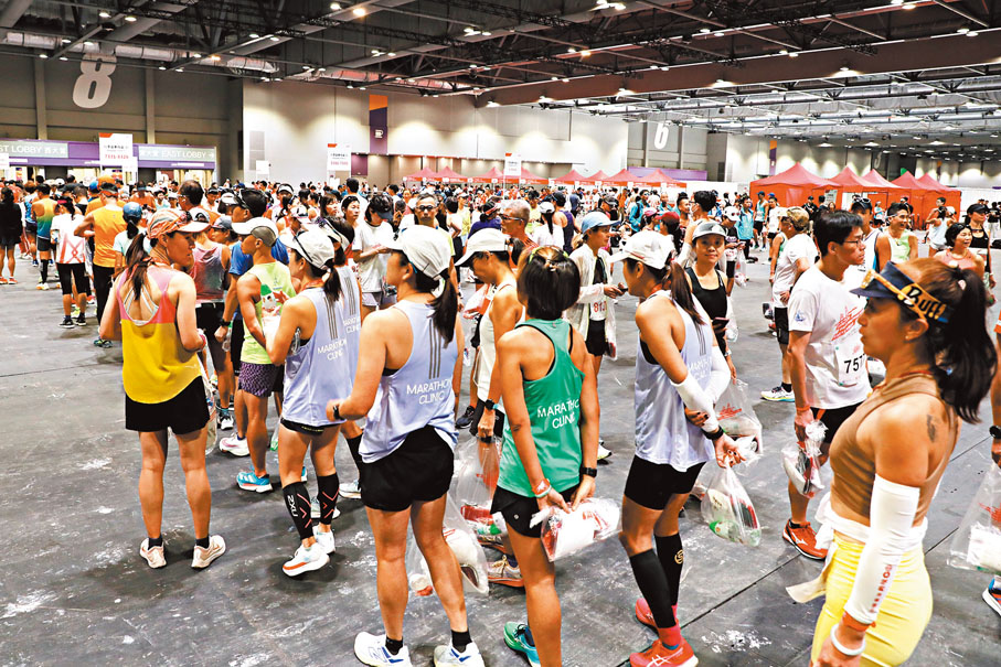 ◆跑手先到亞博館集合，經專車載到大橋附近，再步行15分鐘前往起點。香港文匯報記者黃艾力 攝