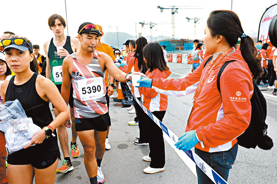 ◆賽段沿路有6個水站。香港文匯報記者黃艾力 攝