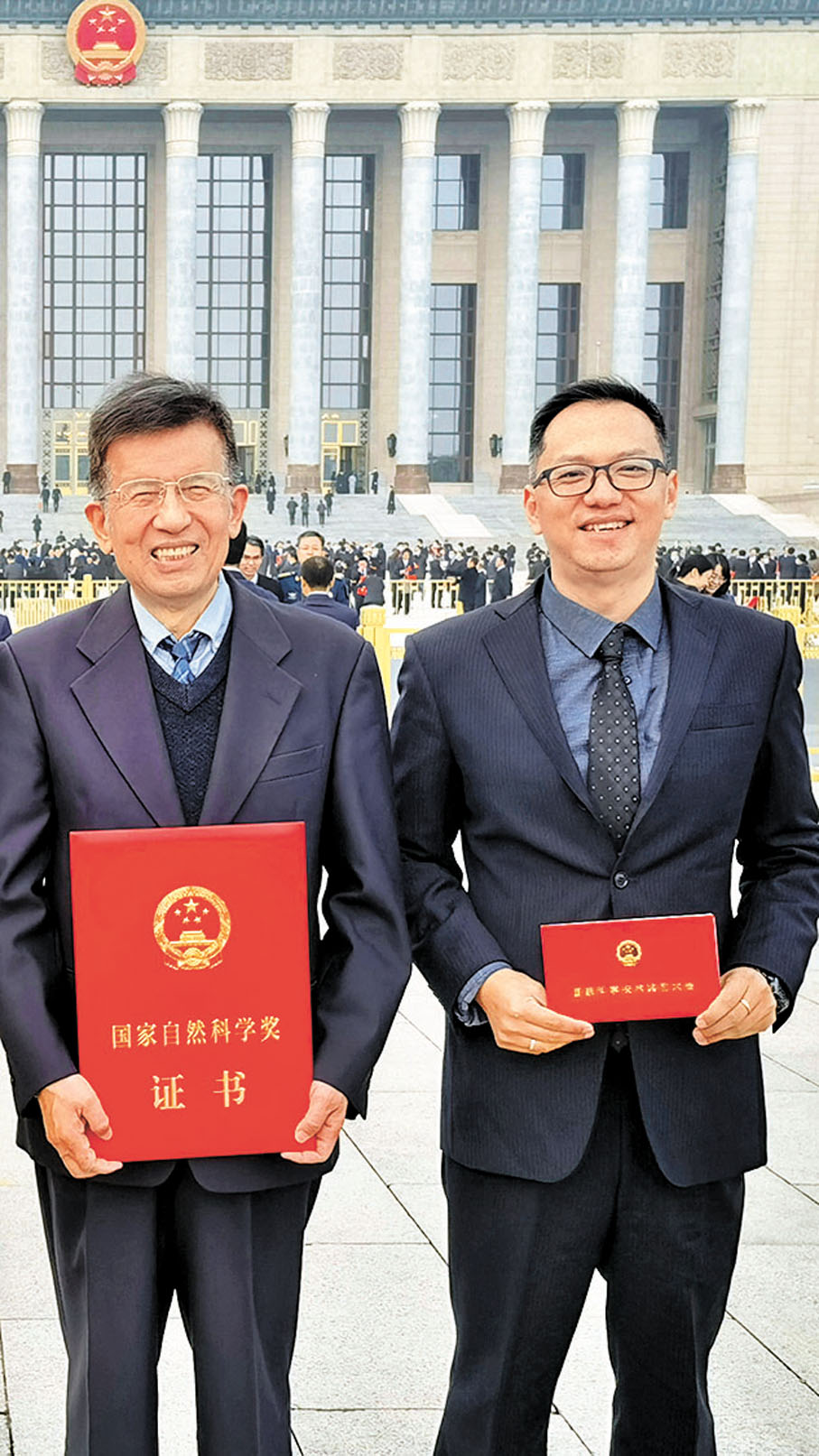 ◆劉煜（右）與侯先光老師一同在人民大會堂領取國家自然科學獎。 香港文匯報雲南傳真