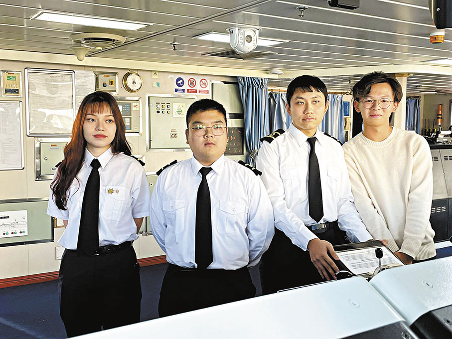 ◆參加實習計劃的周同學（左一）及其他香港學生。 香港文匯報記者張弦  攝