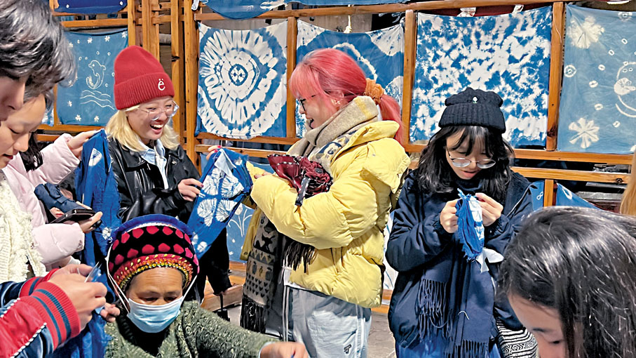 ◆在璞真紮染博物館，同學們製作自己獨有的紮染手帕。香港文匯報記者譚旻煦  攝