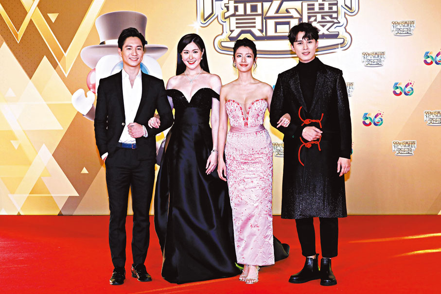 ◆劉佩玥(左二)和蔡思貝(右二)皆酥胸半露。