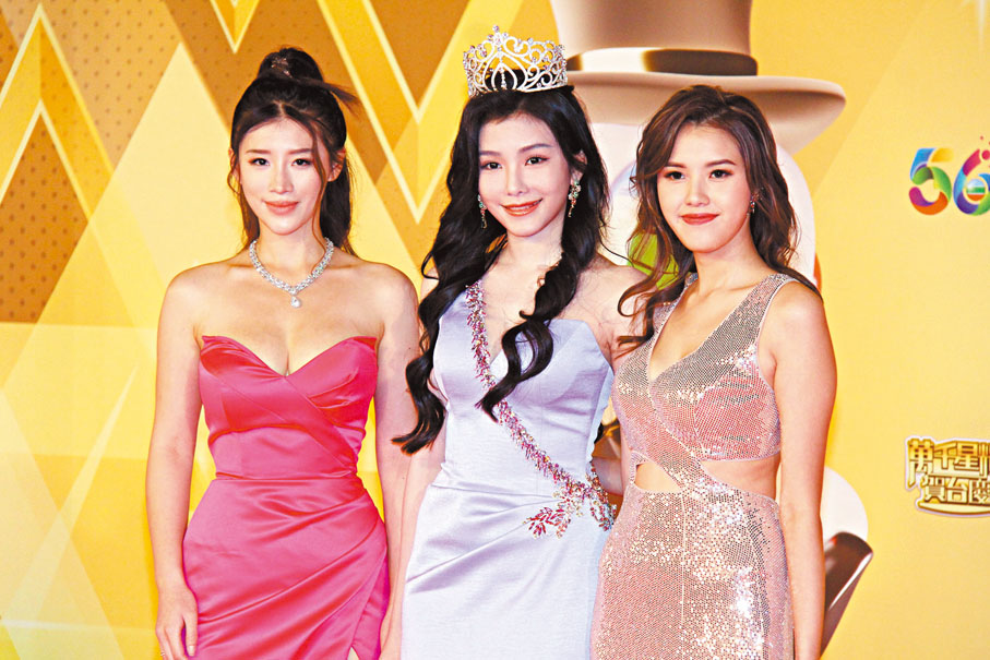 ◆郭珮文(左)毫不吝嗇晒驕人身材。