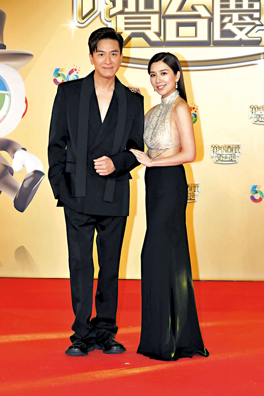 ◆黃智雯與馬國明結伴行紅地毯。