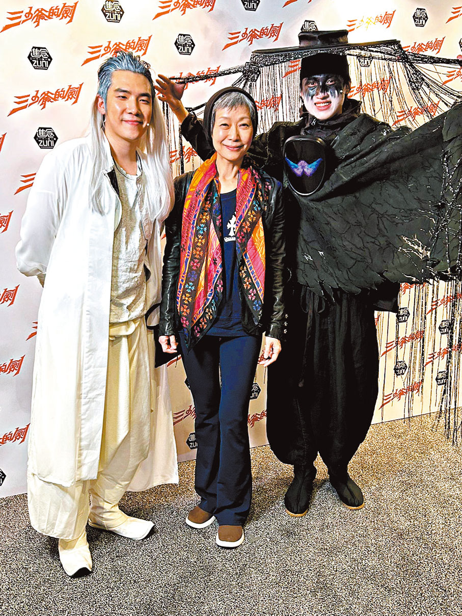 ◆姜卓文（左）和陳俊堅（右）獲影后葉童鼓勵。