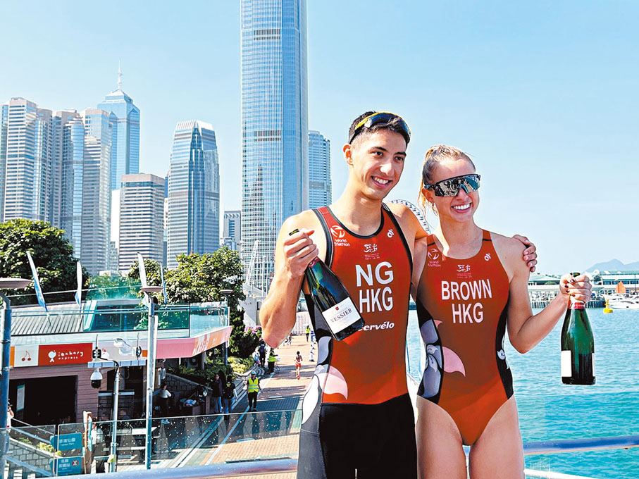 ◆彭詩雅（右）與伍泰龍賽後合照。