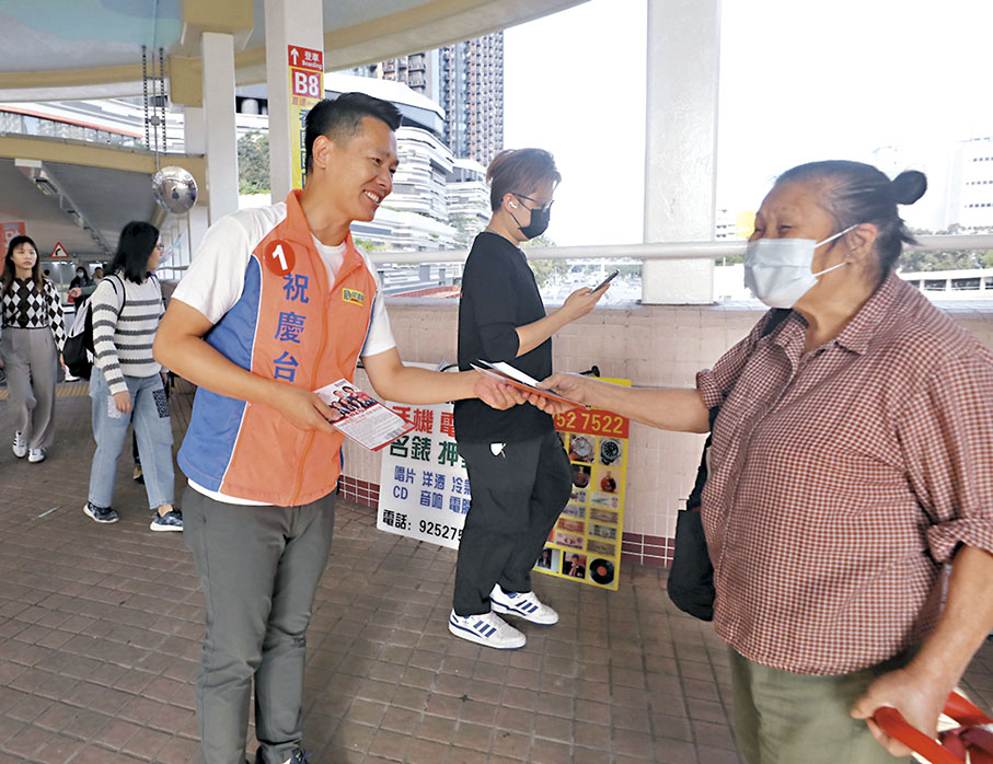 ◆祝慶台積極與市民互動。  香港文匯報記者郭木又  攝