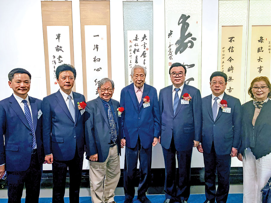 ◆ 左起：梁秀、李冰、馮萬如、施子清、張華慶、熊傑英、梁雁等嘉賓於作品展上合照。