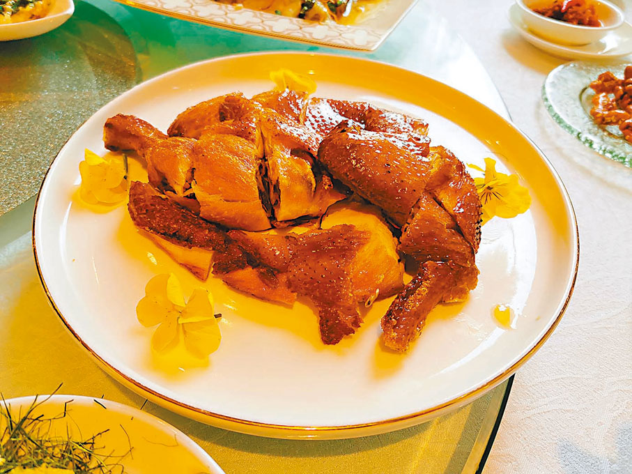 ◆古法羊腩煲配唐生菜/茶熏雞