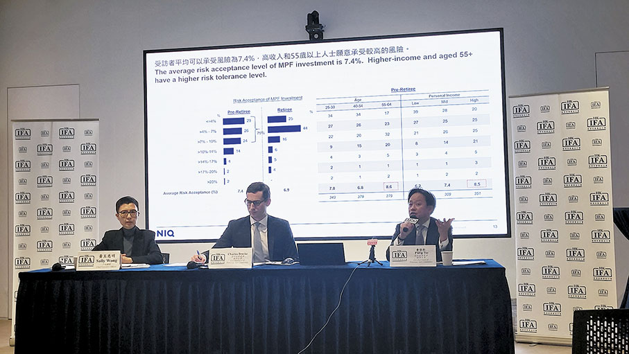 ◆曹偉邦（右）指，強積金應該以穩健為主，不應過於頻密轉換投資組合，同時也不要盲目追求高回報。