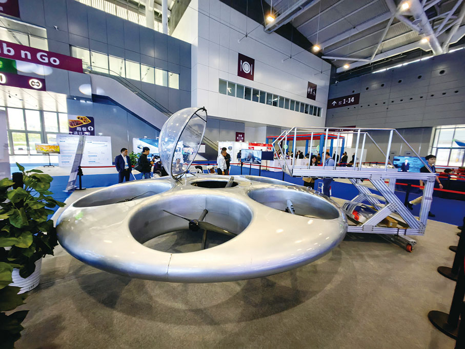 ◆ 深圳智航無人機的全球首款載人飛碟。
