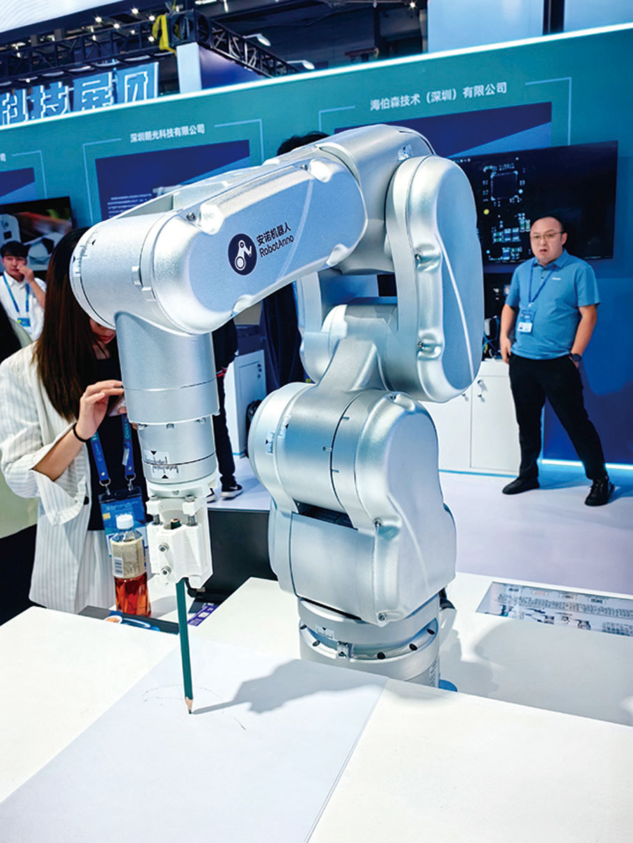 ◆ 安諾機器人智能機械臂正在作畫。