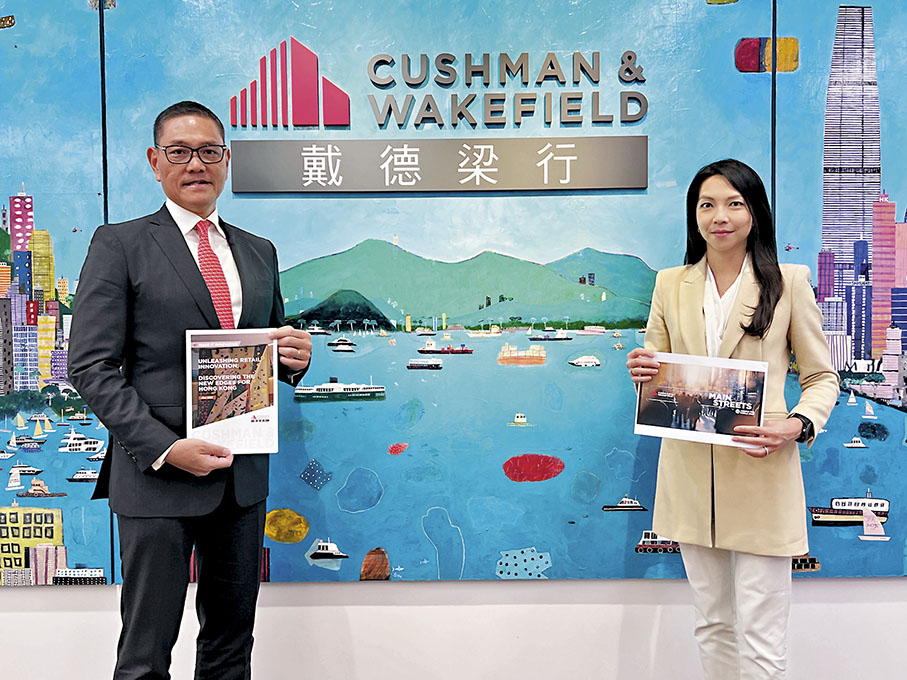 ◆林應威（左）建議香港業主和零售商重新檢視其傳統營運策略。右為鄧淑賢。