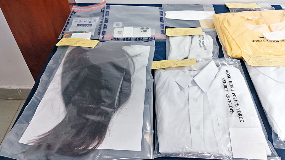 ◆警方在疑犯車上搜出假髮。香港文匯報記者鄺福強  攝