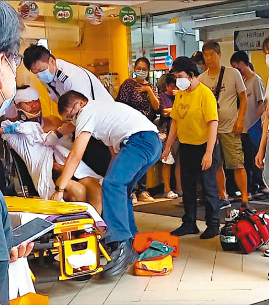 ◆當日遇襲受傷男經理由救護員包紮後送院治理。資料圖片