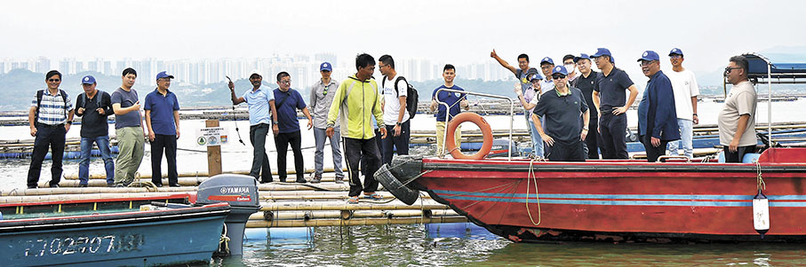 ◆WOO-2023的參與者站在流浮山港大蠔筏上討論健康蠔養殖的議題。 港大供圖