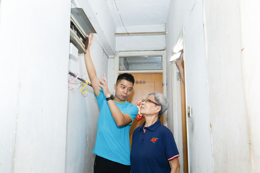 ◆ 中電社區節能基金資助的「長者家居電力安全」計劃，為有需要的獨居或雙老家庭提供免費檢查及維修家居電力裝置。
