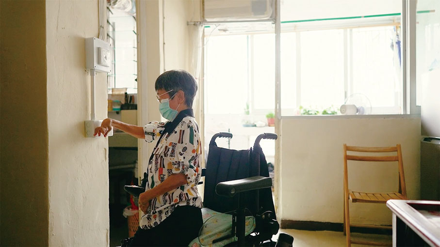 ◆ 工程人員把電掣移下，方便以輪椅代步的陸婆婆使用。