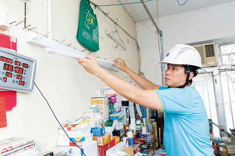 ◆ 工程人員為林婆婆的單位更換光管、安裝門鐘及添置智能拖板等電力裝置。