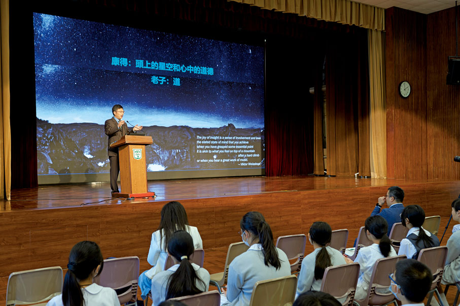 ◆封東來在培僑中學演講「超導」。