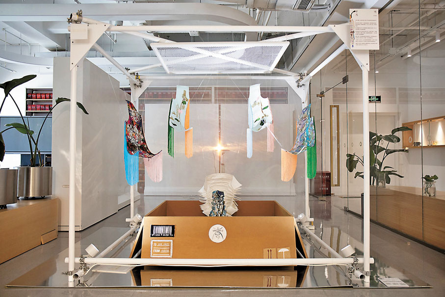 ◆Vincent的《SS23-平凡》系列以裝置藝術的形式展示時裝與音樂的跨界融合。 FFF供圖