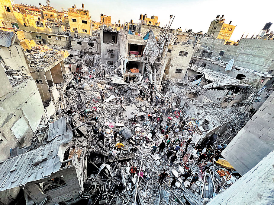 ◆巴人在印尼醫院一帶尋找傷者。 路透社