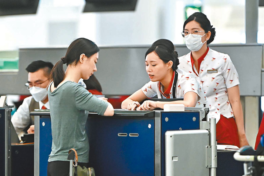 ◆國泰航空香港員工將獲加薪3.8%及收到相當於一個月工資的獎金。資料圖片
