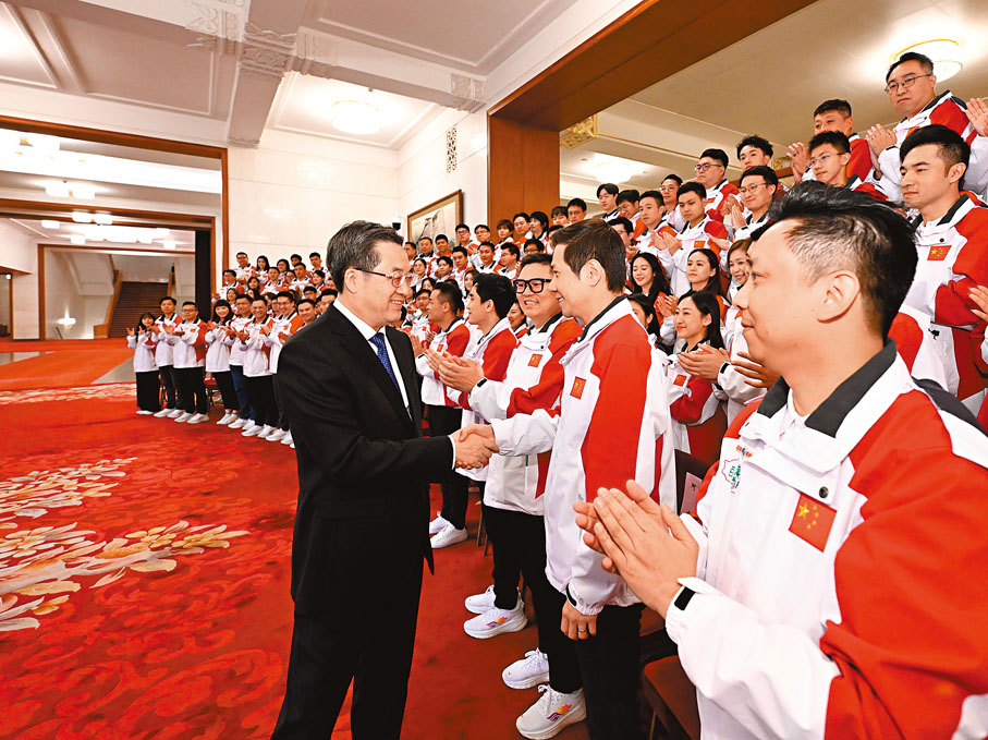 ◆11月22日下午，中共中央政治局常委、國務院副總理丁薛祥在北京人民大會堂會見「港澳青年看祖國」各界港澳青年代表交流團。 新華社