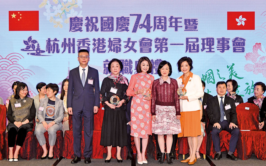 ◆ 葉劉淑儀、徐小林頒發聘書予徐啟政、曹眾、龐愛蘭三位榮譽會長(另有榮譽會長金鈴因不在港未能出席)。
