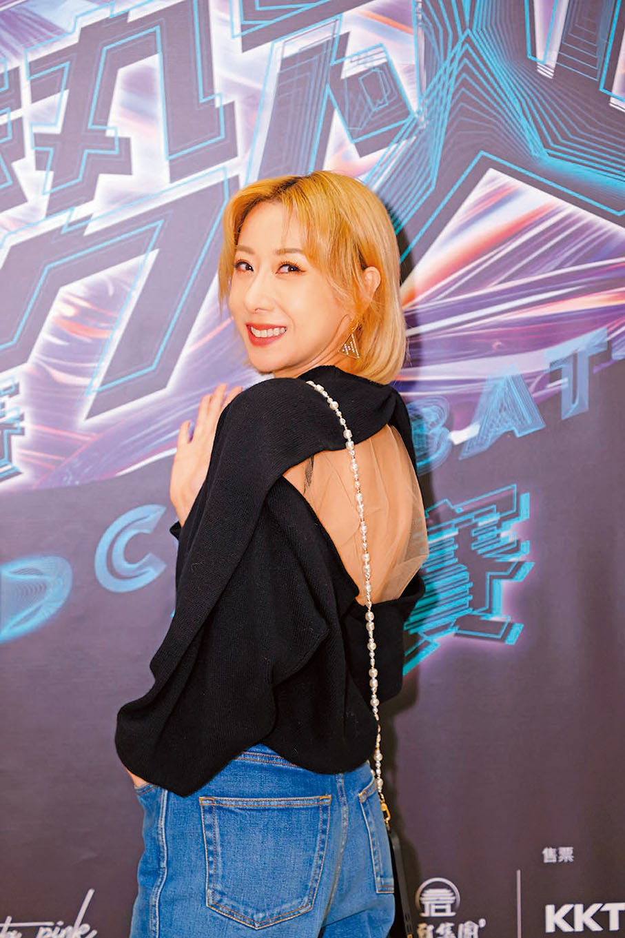 ◆泳兒以露背裝亮相。