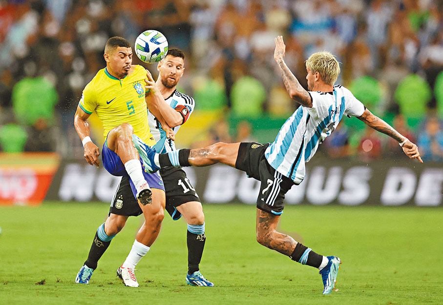 ◆美斯(中)、迪保羅(右)與安祖特連達迪爭搶控球權。 路透社