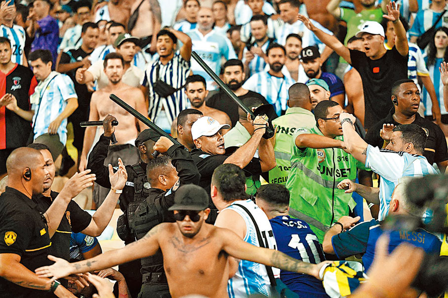 ◆阿根廷球迷與當地警方發生衝突。  法新社