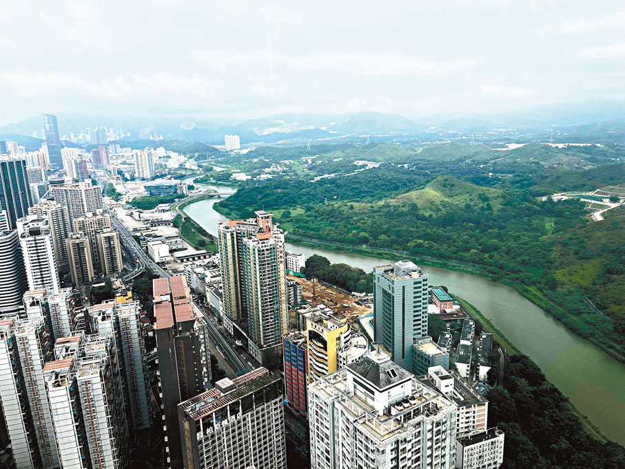 ◆羅湖區積極響應《北部都會區行動綱領》，將以深港商貿區為核心區域，推動羅湖全域與香港「北部都會區」對接。 圖為在羅湖口岸附近，俯瞰深港一河之隔。香港文匯報記者李望賢  攝