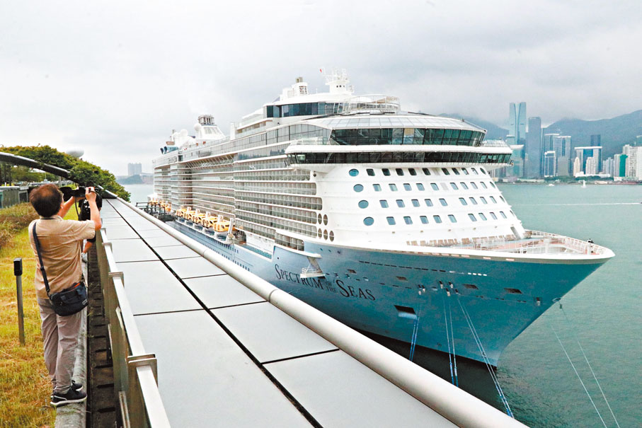 ◆截至上月底，今年香港共有128航次郵輪停泊，其中110 航次（86%）停靠啟德郵輪碼頭。圖為大型郵輪停靠香港啟德郵輪碼頭。  資料圖片
