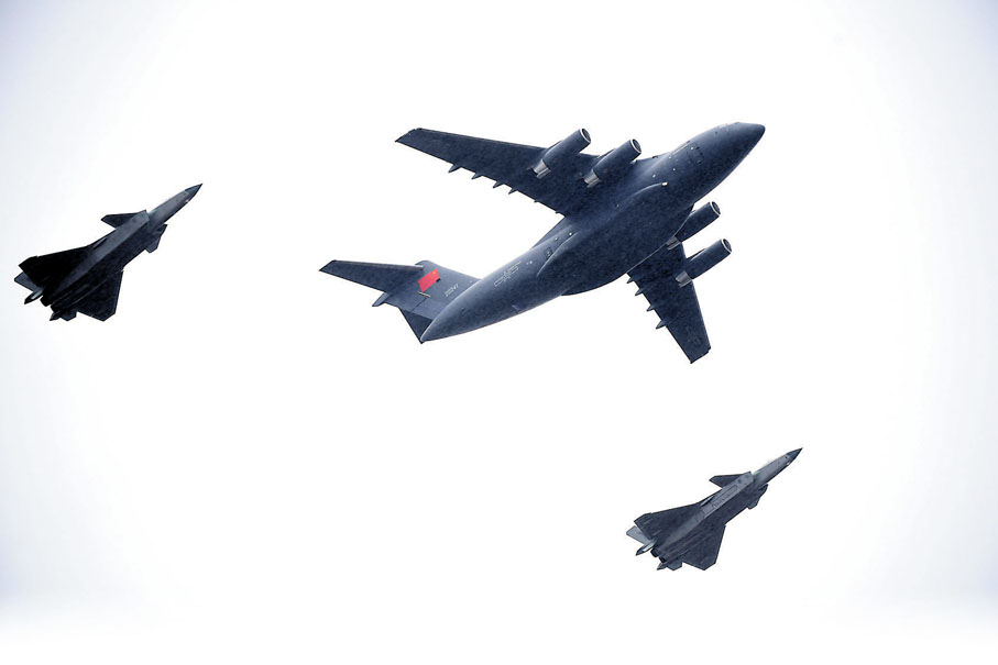 ◆空軍兩架殲-20飛機為護送烈士遺骸回國的運-20專機護航。新華社