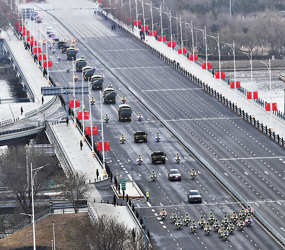◆運送志願軍烈士遺骸的車隊經過瀋陽青年大街。新華社